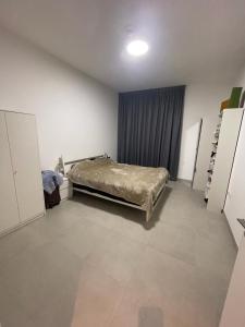 沙迦Al jada apartment Sharjah的卧室中间设有一张床