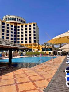 豪尔费坎豪尔法坎海洋度假水疗酒店的一座带游泳池和大楼的酒店