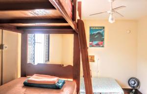 乌巴图巴Ubatuba Wild Hostel的一间卧室设有一张双层床和天花板