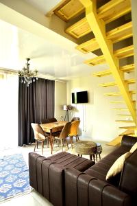 Patara-Tsemi4 Chalet Resort Weekend Borjomi Tsemi的客厅配有沙发和桌子