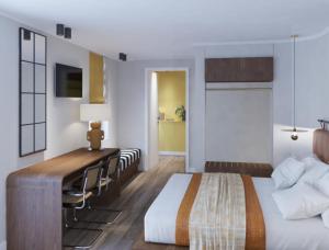 雅典Astikon House的配有一张床和一张书桌的酒店客房