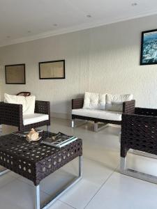 卡达斯诺瓦斯圣克拉拉酒店的带沙发和咖啡桌的客厅