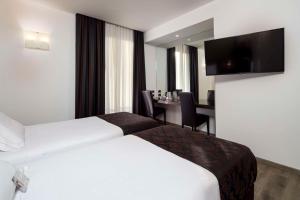 帕多瓦贝斯特韦斯特比瑞酒店的配有一张床和一张书桌的酒店客房