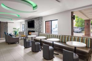 印第安纳波利斯拉坎特印第安纳波利斯机场执行公路旅馆的一间带桌椅和壁炉的餐厅