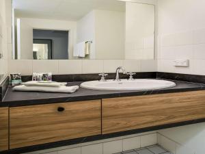 奥尔伯里阿尔伯里美居酒店的一间带水槽和镜子的浴室