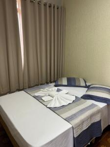 卡达斯诺瓦斯圣克拉拉酒店的两张床,上面有毛巾