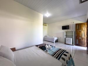 凯鲁Pousada Praia da Cueira的一间卧室配有一张床和一台电视。