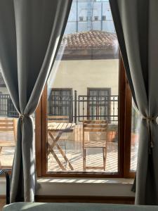 瓦尔纳Atelier 26的窗户享有带椅子的阳台的景致。
