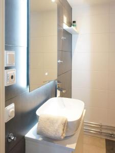 斯德哥尔摩La Petite bohéme with free parking的浴室设有白色水槽和镜子