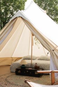 卡布勒通Aparra Surfcamp Capbreton的一个带沙发和灯的白色大帐篷