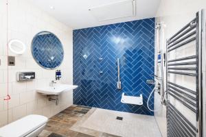 爱丁堡英国皇家王子街酒店的浴室配有水槽和蓝色瓷砖墙