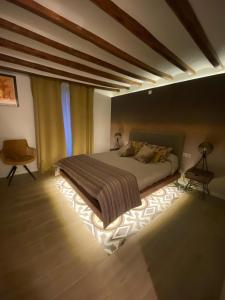 比利亚霍约萨Casa Hermes的一间卧室,卧室内配有一张大床