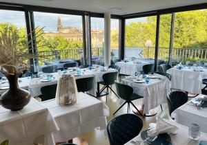 德累斯顿Residenz am Zwinger的餐厅设有白色的桌椅和窗户。