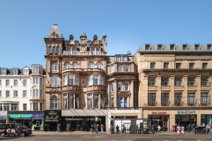 爱丁堡英国皇家王子街酒店的大楼前街道上的大型建筑