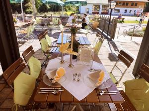 魏斯巴赫DEVA Hotel Alpenglück的一张带黄色椅子的木桌和一张桌子