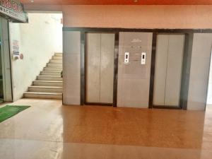 NarodaHotel Red Blue,Ahmedabad的楼梯楼里的一排电梯门