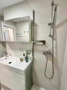 多列毛利诺斯Torremolinos Center Apartment的白色的浴室设有水槽和淋浴。