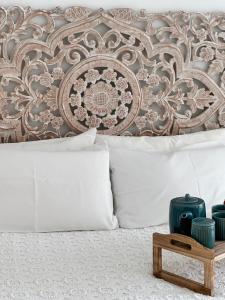 多列毛利诺斯Torremolinos Center Apartment的一张带白色枕头和壁画的床