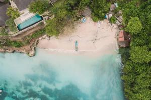 蓝梦岛Best Choice Nusa Lembongan的享有海滩和海洋的空中景致
