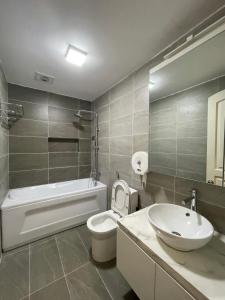 河内Dodo home XD的浴室配有盥洗盆、卫生间和浴缸。