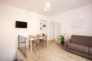 莱科La Casa del Sarto - Rooms and Apartments的客厅配有沙发和桌子