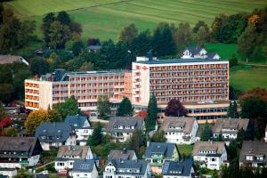 维林根Hotel Hochsauerland 2010的一座拥有房屋的小镇上的大建筑