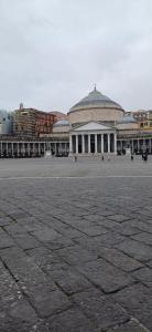 那不勒斯Partenope 10的一座大型建筑,前面有一个大型广场