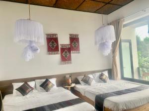 Hương Bá ThướcPuluong Aroma的一间卧室设有两张床和窗户。