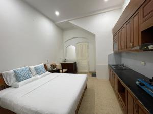 河内Dodo home XD的一间带白色大床的卧室和一间厨房