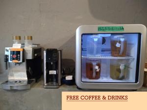 神户TONARINO Hostel for Backpackers的一台带咖啡和饮料的电视
