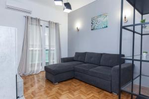 比雷埃夫斯Modern Cozy 1 Bd Piraeus Perfection Apt的带沙发和窗户的客厅