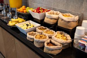 康塞普西翁康塞普西翁智选假日酒店的自助餐,包括一碗食物和一碗水果