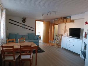 莫拉Large apartment with sauna in central Mora的客厅配有桌子和蓝色沙发