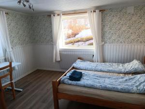 莫拉Large apartment with sauna in central Mora的一间卧室设有一张床和一个窗口