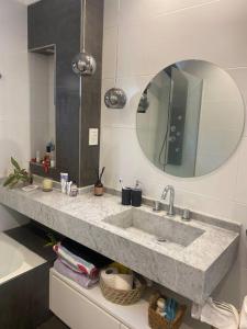 圣多美Acogedora casa en Santo Tome的一间带水槽和镜子的浴室