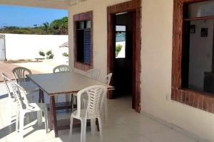 若昂佩索阿Hostel Summer Praia do Sol的海景露台配有桌椅