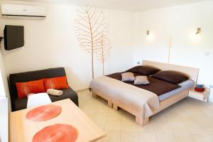 迪瓦查Apartmaji Zenja的一间卧室配有一张床和一张沙发