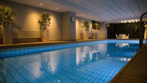 拉彭兰塔拉佩经典所库斯酒店的在酒店房间的一个大型游泳池