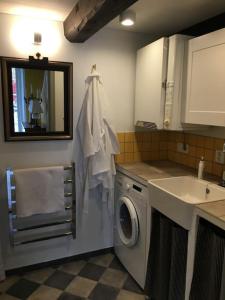 特雷勒堡Huset i gränden - granne med havet的厨房配有水槽和洗衣机