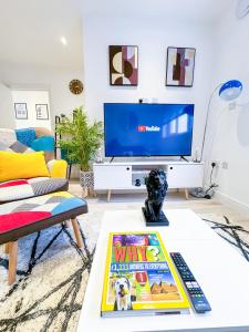 Golders GreenFully Furnished 2 Bed Luxury Apartment with Free Parking,10 mins drive to Wembley Stadium, 5 mins drive to Brent Cross Shopping Mall & Free Parking的客厅配有电视和茶几