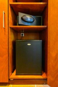 卡达克斯索尔艾克森特酒店的一个带电视和遥控器的橱柜