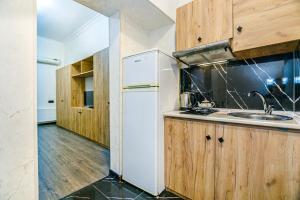 巴库M Estate 1 room Targovu的厨房配有白色冰箱和水槽