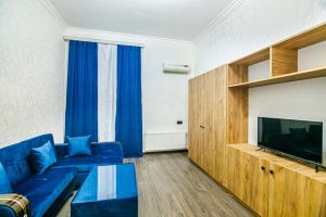 巴库M Estate 1 room Targovu的客厅配有蓝色的沙发和电视