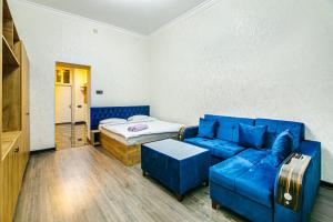 巴库M Estate 1 room Targovu的客厅配有蓝色的沙发和床。