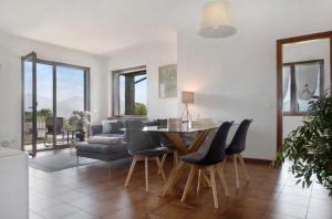 下麦克加诺Terrassen Wohnung Bacio del Sole的客厅配有桌椅和沙发