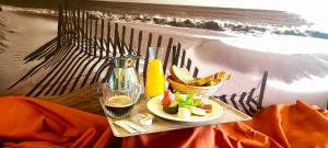 莫伯日Domitys Le Carillon d'or的餐桌,饭盘和饮料