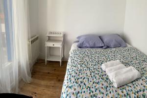 安东尼Maison indépendante 7 minutes RER B的一间卧室配有一张床,上面有两条毛巾