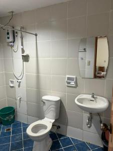 长滩岛VILLA LOURDES RESORT的一间带卫生间和水槽的浴室