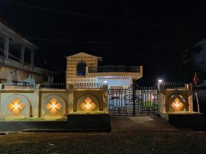 JagdalpurSangeeta's Homestay的夜间房子前面的围栏