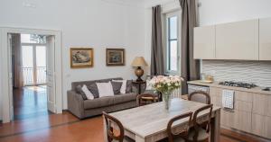 维耶特里Beatrice Luxury Apartment的厨房以及带桌子和沙发的客厅。
